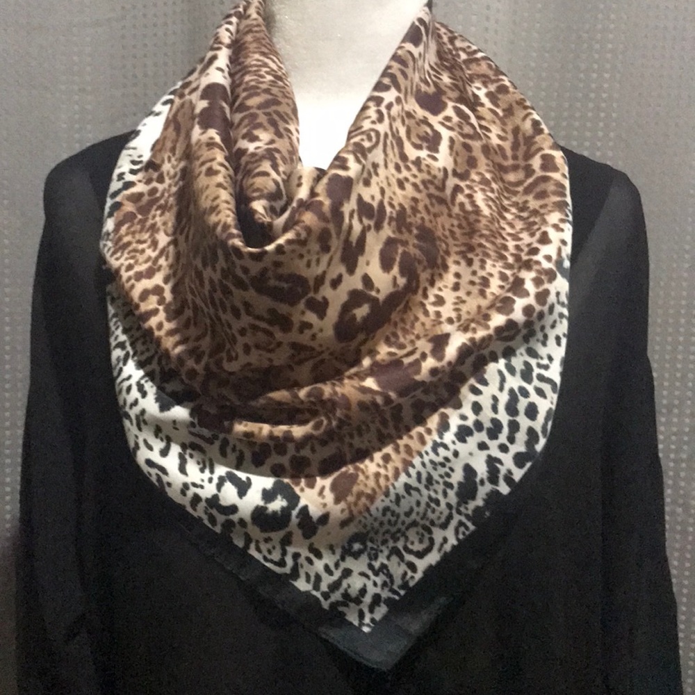 NWT Vince Camuto Animal Print Silky Scarf